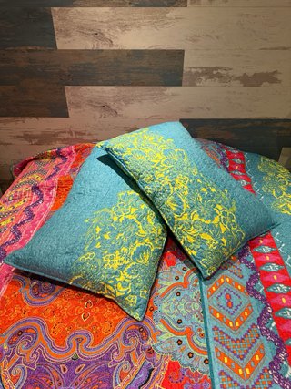 Colcha y cojines cama multicolor