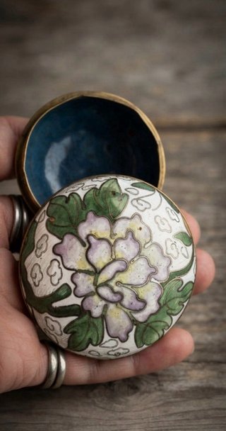 Dúo Excepcional: Joyero Cloisonné Qing/Pendientes