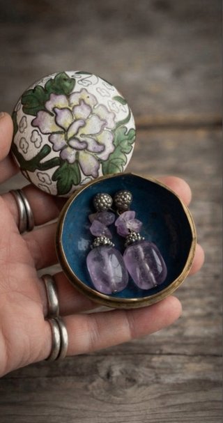 Dúo Excepcional: Joyero Cloisonné Qing/Pendientes