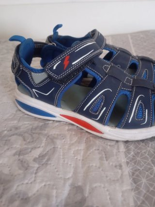 Sandalias niño azul y rojo