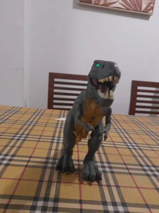Figura dinosaurio con movimiento y sonido