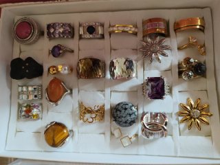 Joyería variada: anillos