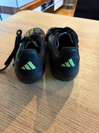 Botas de fútbol Adidas F50 AG negras y amarillas