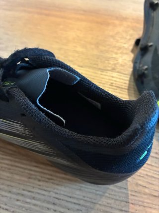 Botas de fútbol Adidas F50 AG negras y amarillas