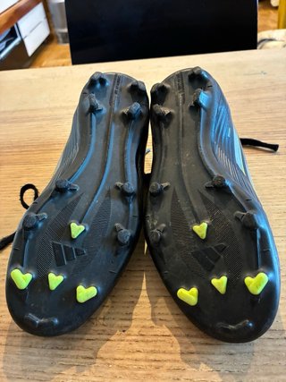 Botas de fútbol Adidas F50 AG negras y amarillas