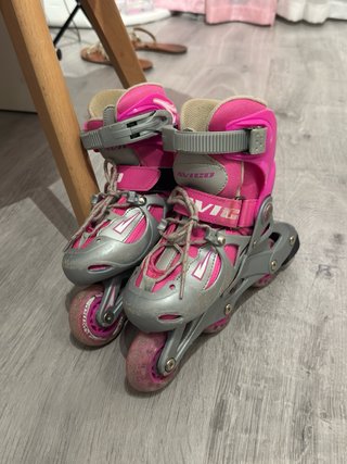 Patines en línea rosas y grises de niña