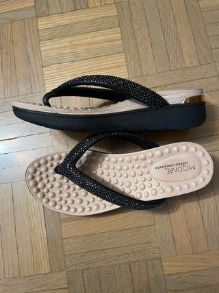 Chanclas Modare Beige y Negras Brillantes.