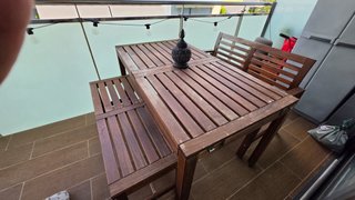 Mesa, banco y sofá de exterior de madera