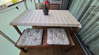 Mesa, banco y sofá de exterior de madera