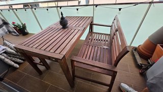 Mesa, banco y sofá de exterior de madera