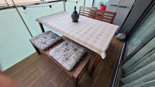 Mesa, banco y sofá de exterior de madera
