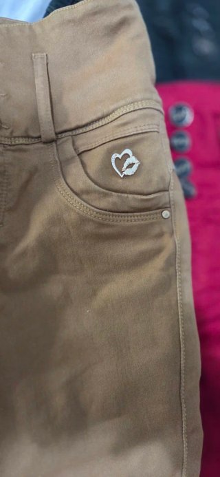 Pantalones pitillo levanta cola