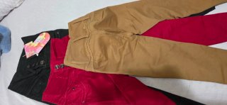Pantalones pitillo levanta cola