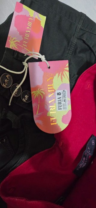 Pantalones pitillo levanta cola