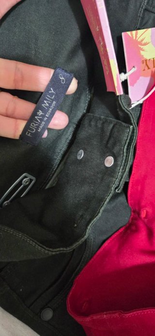 Pantalones pitillo levanta cola