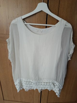 Blusa blanca con encaje