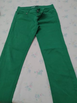 Pantalón verde Stradivarius
