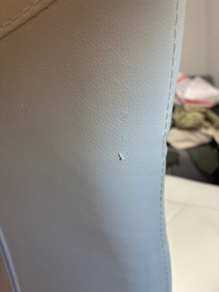 Silla de escritorio blanca y plateada