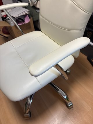 Silla de escritorio blanca y plateada