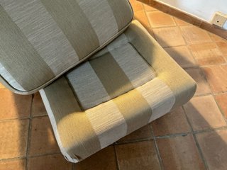 Butaca y reposapiés contemporáneo de lín. clásicas