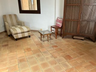 Butaca y reposapiés contemporáneo de lín. clásicas