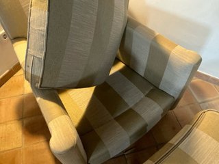 Butaca y reposapiés contemporáneo de lín. clásicas