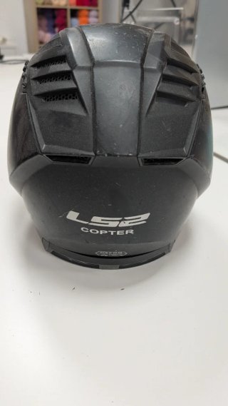 Casco de moto negro con visera