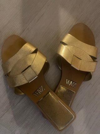 Chanclas Zara doradas mujer