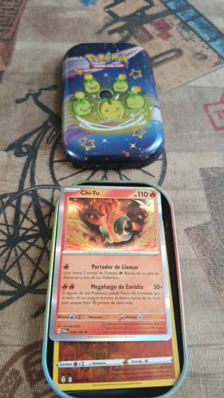 Caja metálica Pokémon con cartas