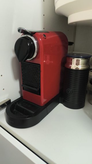 Cafetera Nespresso Roja con Espumador