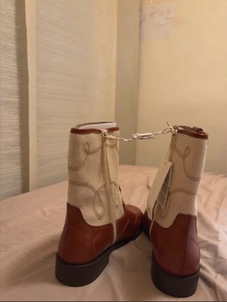 Botas camperas beige y marrón