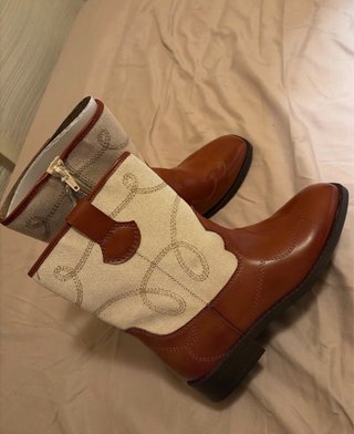 Botas camperas beige y marrón