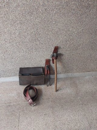Martillo, tenacilla y bolsa de cuero