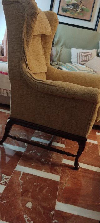 Sofá orejero beige y marrón