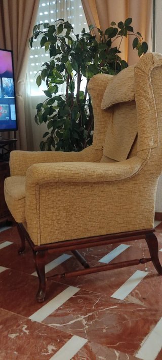 Sofá orejero beige y marrón