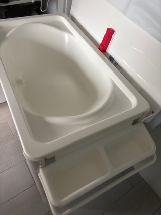 Cambiador bebé con bañera y cajones