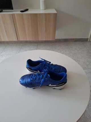 Botas de fútbol Nike azules y blancas
