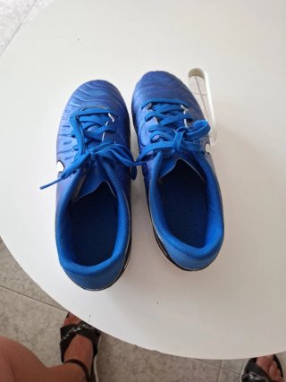 Botas de fútbol Nike azules y blancas