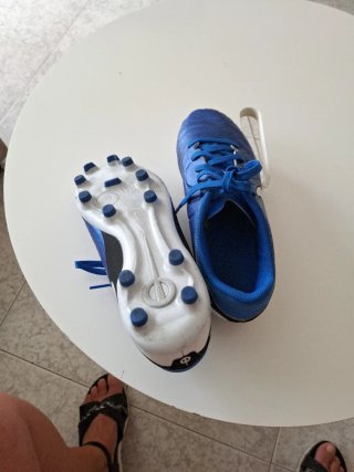 Botas de fútbol Nike azules y blancas