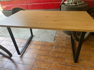 Mesa de comedor moderna madera y metal