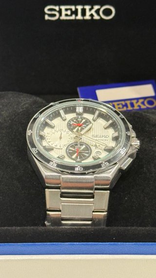 Reloj Seiko Astron MOD esfera blanca bisel negro