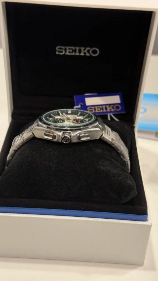 Reloj Seiko Astron MOD esfera blanca bisel negro