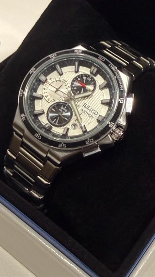 Reloj Seiko Astron MOD esfera blanca bisel negro