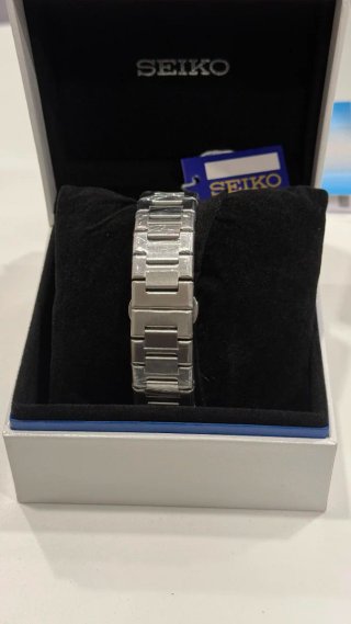 Reloj Seiko Astron MOD esfera blanca bisel negro