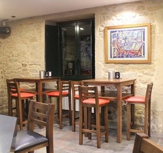 Sillas, taburetes, barricas, mesas bares de madera