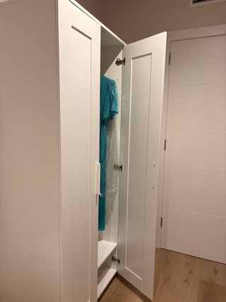 Armario Ikea blanco con espejo