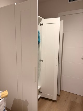 Armario Ikea blanco con espejo