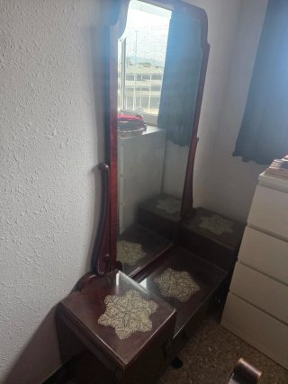Aparador bajo con espejo. Usado