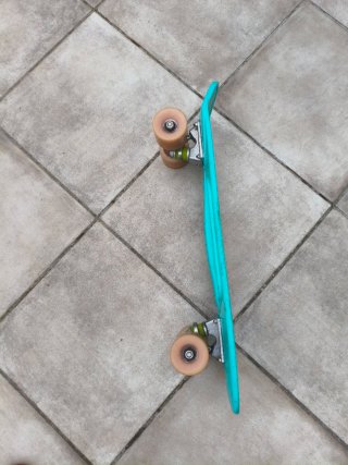 Skate turquesa con agarre central