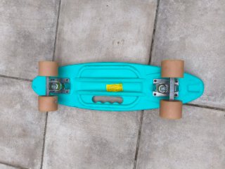 Skate turquesa con agarre central